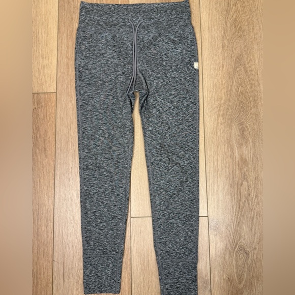 Vuori Women’s Daily Leggings Heathered Black Size Medium 7/8 Length - Picture 2 of 8